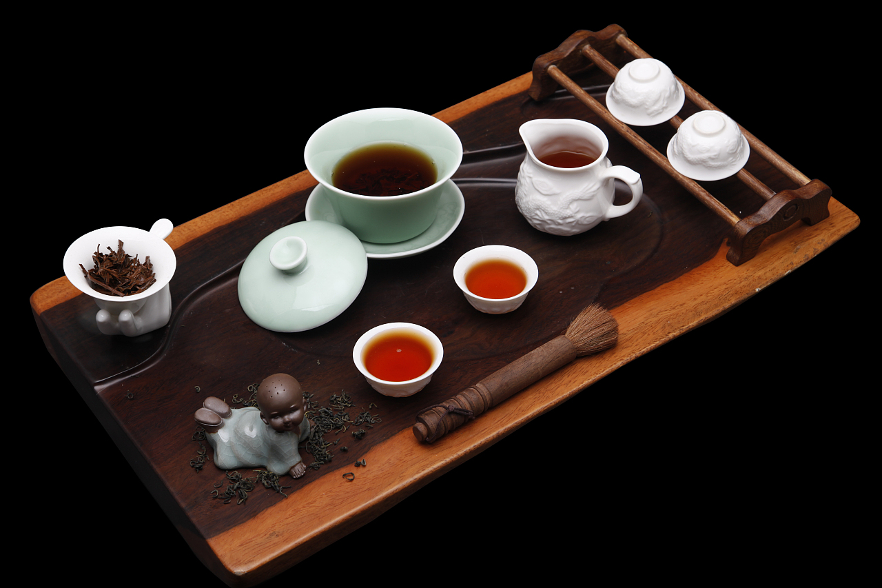 光影流转 用镜头捕捉茶具与化妆品的静谧之美